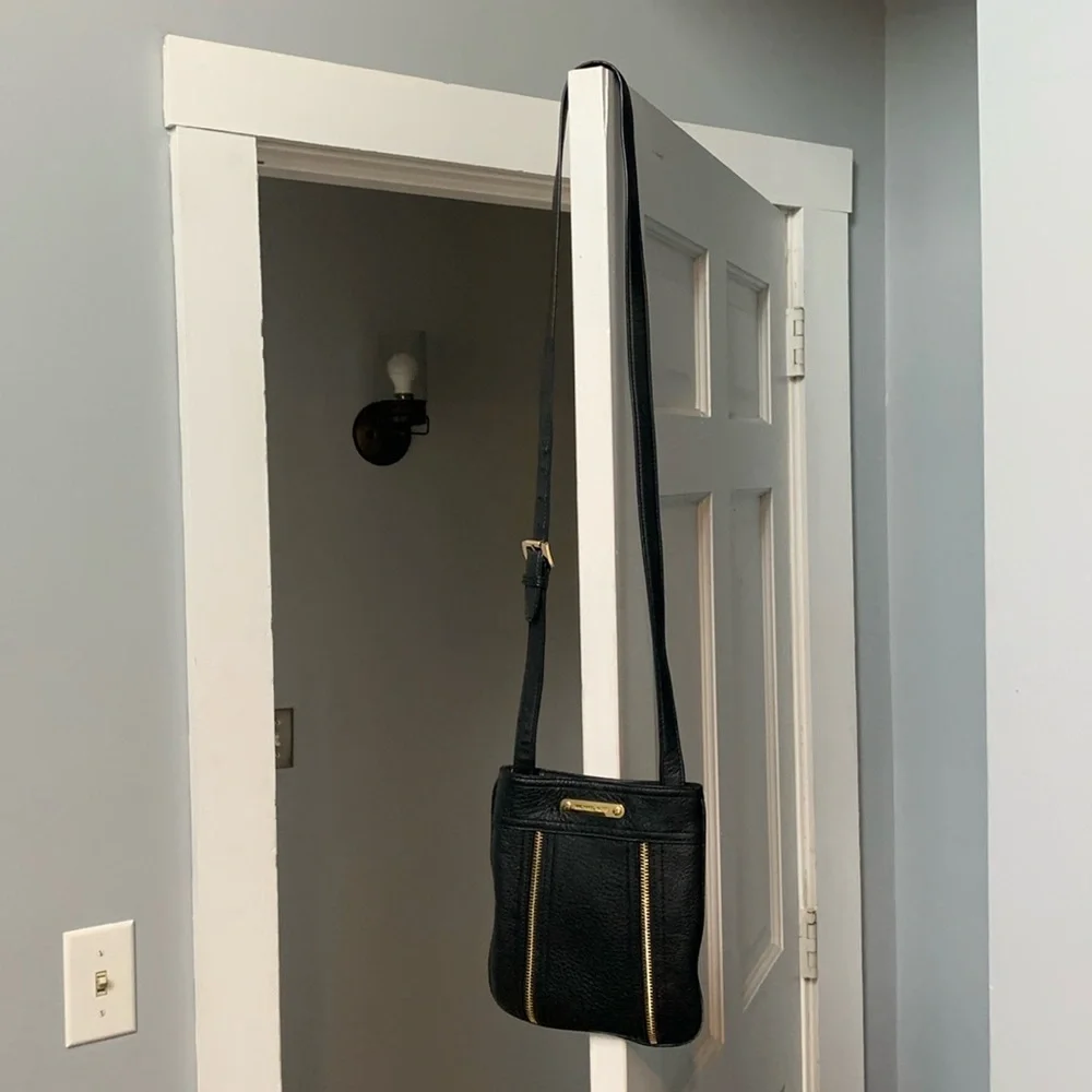 ❌SOLD❌Authentic Michael Kors pebbled leather small crossbody zipper detail